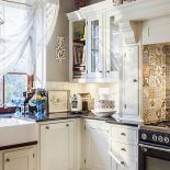 Kremowe meble ożywiają kafle Aranda Soliva, hiszpańskiej firmy Vives.