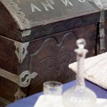 Kryształowa karafka. Przedwojenna willa z pamiątkami