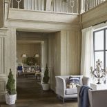 Kryształowe kandelabry, świece i latarenki - tak oświetla się wnętrza dworu.