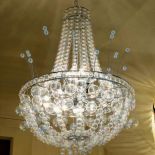 Kryształowy żyrandol... z czułkami. Luksus, wyobraźnia i wygoda