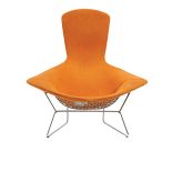 Krzesła Bird i Diamond projektu Harry’ego Bertoi, oba z 1952 r.