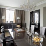 Krzesła do jadalni zrobił Jacek Cygal, znawca art déco.