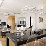 Krzesła Ghosty Philippe a Starca miały być czarne, ale przezroczyste lepiej pasowały do żyrandoli nad stołem.