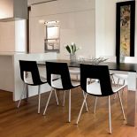 Krzesła Nine Eighteen mają siedziska z elastycznej pianki. Cena - od 1065 zł. Rozkładany stół 813 kosztuje od 19