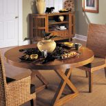 Krzesła przydadzą się nie tylko w jadalni. Postawmy je w salonie obok stolika kawowego i zaprośmy naszego gościa na