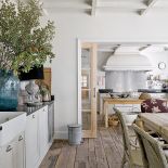 Krzesła są sprowadzane z Anglii i Belgii.