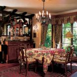 Krzesła w jadalni zostały obite tkaniną jak na zasłonach.