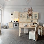 Krzesła w stylowych bawełnianych sukienkach uzupełniają zestaw mebli Elite w odcieniu... świeżego masła, Cesar.