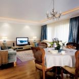 Krzesła z plecionymi oparciami wprowadzają do salonu nutę egzotyki.