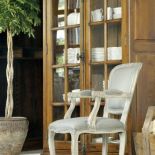 Krzesło Louvre z przecieranego drewna i z pastelowym obiciem. FABRYKA WNĘTRZ