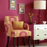 Krzesło obite jest tkaniną firmy DECODORE.