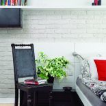 Krzesło ze staroci dodaje troche patyny nowoczesnemu, białemu wnetrzu. Łóżko z MDF-u zrobiona na wymiar, pościel - Home