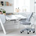 szare krzesło do biurka na kółkach