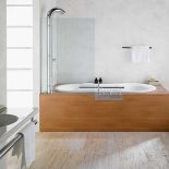 Kto mówi, że nie można mieć wszystkiego?! W wannie Sadler z hydromasażem (190 x 100 cm) zamontowano kolumnę prysznicową