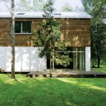 Ktoś powiedział, że dom malarza Jacka Ziemińskiego to nowoczesna bajka w lesie.