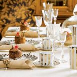 Kubek w złote pasy kosztuje 26 zł, za talerz obiadowy zapłacimy 44 zł. ALMIDECOR