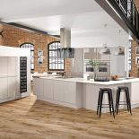 Kuchenka Elan 90 w kolorze kremowym za 14 000 zł, do tego profesjonalna winiarka, Falcon Polska