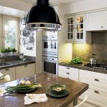 Kuchenka musiała być gazowa, a garnki koniecznie dla profesjonalnych kucharzy - firmy Calphalon z Toledo w Ohio.