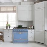 Kuchenka to klasyk, błękitna ze srebrnymi okuciami - Albertine Provence francuskiej marki La Cornue.