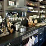 Kuchenna deska do krojenia przyjechała aż z Tunezji. To bardzo ciężki dwunastocentymetrowy plaster drewna egzotycznego.