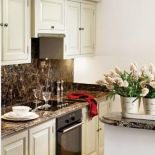 Kuchenna klasyka - białe szafki i marmurowe blaty.