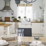 Kuchenne meble i żyrandol z IKEA. Skandynawia zamiast górskiej chaty