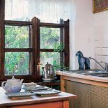 Kuchenne szafki Budzowscy zrobili sami. Drzwiczki ozdobione słomianą matą doskonale pasują do wiejskiej kuchni.