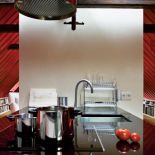 Kuchenne szafki przytuliły się do XVIII- wiecznego kominka.