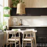 czarna kuchnia z drewnem