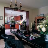 Kuchnia i jadalnia, choć urządzone w różnych stylach, są spójne. W jadalni stoją serwantki z jasnego drewna, nawiązujące do