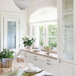 Kuchnia, jadalnia i salon urządzone są na planie litery L. Część mebli i dodatków pochodzi z Decolor i Meubles de Charme.