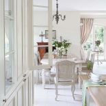 Kuchnia, jadalnia i salon urządzone są na planie litery L. Część mebli i dodatków pochodzi z Decolor i Meubles de Charme.