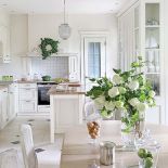 Kuchnia, jadalnia i salon urządzone są na planie litery L. Część mebli i dodatków pochodzi z Decolor i Meubles de Charme.