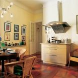 Kuchnia jak pokój. Podłoga to pomysł Karoliny. Zrobiona jest z terakoty i drewna tekowego. Metalowy