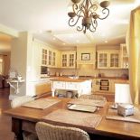 Kuchnia jest jasna i przestrzenna. Prostota i naturalność