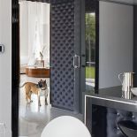 Kuchnia jest oddzielona od jadalni aksamitnym portalem .