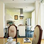 Kuchnia jest otwarta na jadalnie. Elegancja biedremeieru