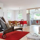 Kuchnia jest otwarta na salon, z którego wychodzi się na taras. Gdy goście siądą przy stole w ogrodzie, gospodyni