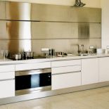 Kuchnia jest prosta i nowoczesna. Słoneczna posiadłość