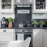 Kuchnia jest tak urządzona, że rzeczy mogą stać na wierzchu i nie rażą.