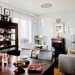 Kuchnia łączy się z salonem przez stół, który staje się częścią obu pomieszczeń.