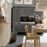 Kuchnia Le Stanze di Ann, szafki z dębu zdobione klonowymi lamówkami, Martini Mobili