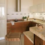 Kuchnia miała być męska - w beżach i brązach, bez zbędnych ozdób. Anna przeforsowała tylko skromny dekor z nazwami