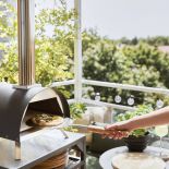 kuchnia ogrodowa z grillem i specjalnym kamieniem do pizzy