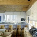 Kuchnia otwarta na jadalnie. Dom z drewna i szkła