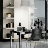 Kuchnia otwarta na salon - chromowany stół i krzesła pochodzą z kolekcji Scenery. SCAVOLINI