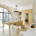 Kuchnia otwarta na salon, z ogromnym oknem.