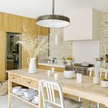 Kuchnia otwarta na salon, z ogromnym oknem.