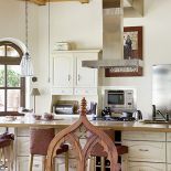 Kuchnia otwarta na salon z wielkim stołem, przy którym zawsze jest mnóstwo gości.