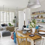 Kuchnia połączona jest z jadalnią i salonem.